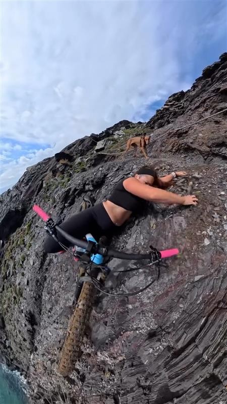 Ciclista registra momento que escorrega à beira de precipício e se salva por pouco; VÍDEO