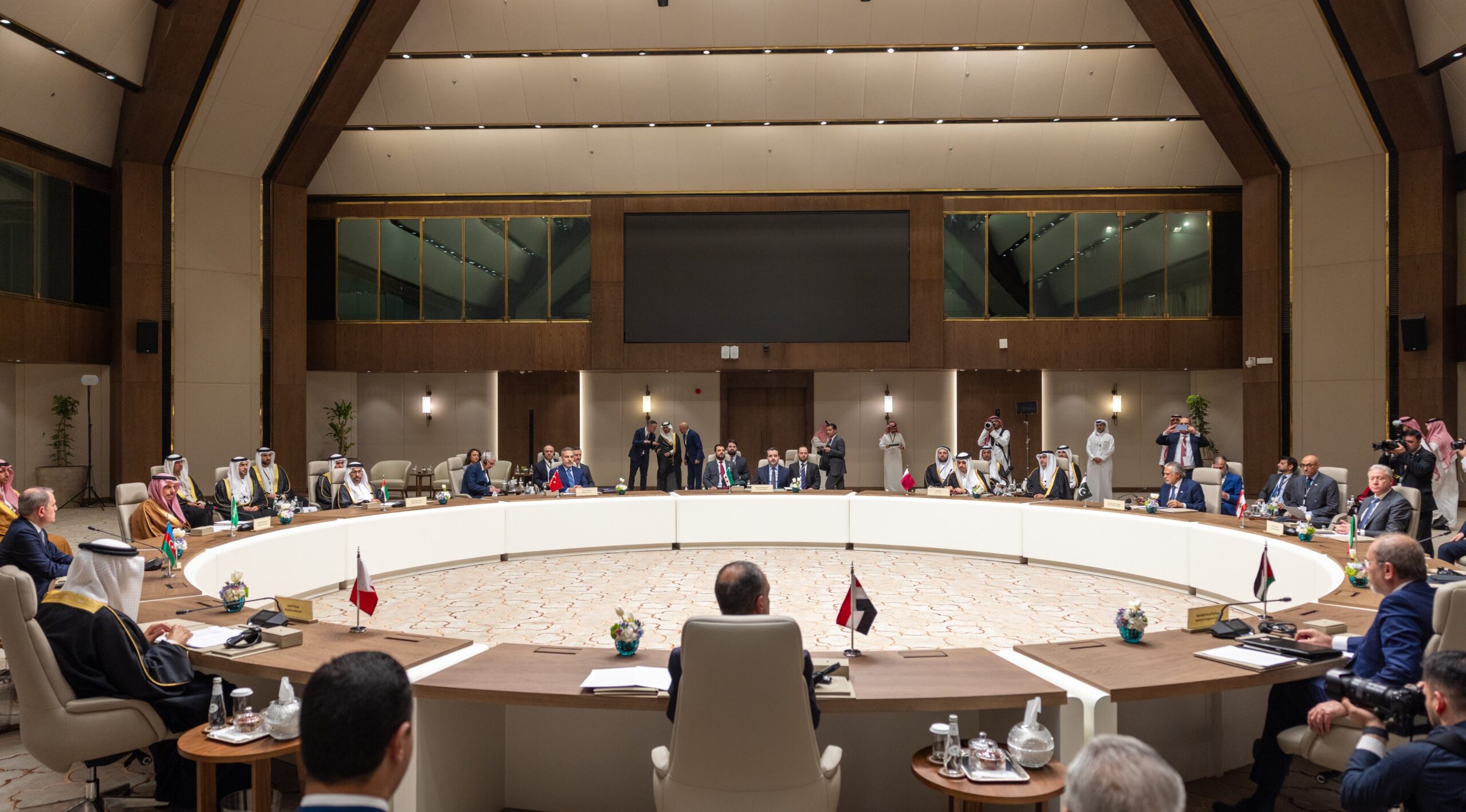 Países do Oriente Médio condenam ataques do Irã e pedem que Teerã pare de financiar grupos extremistas