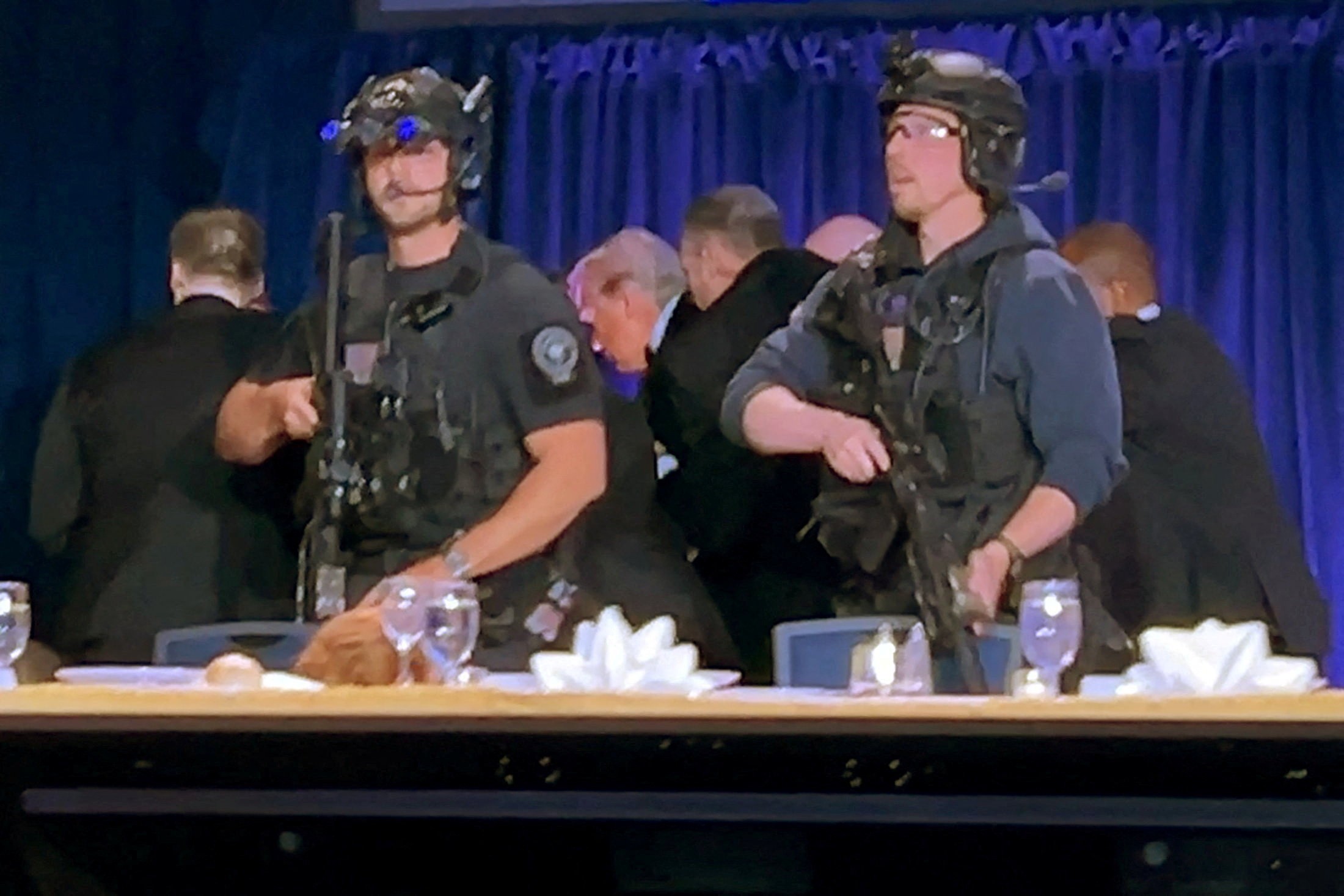 Trump diz que homem detido após tiros durante jantar em hotel é ‘lobo solitário’