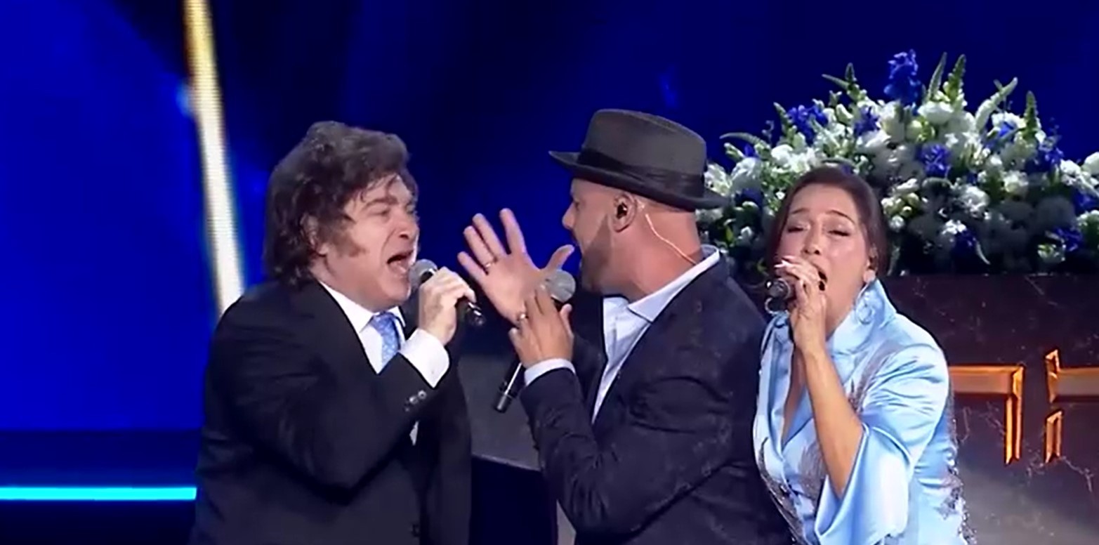 VÍDEO: Javier Milei canta e acende tocha em celebração do Dia da Independência de Israel