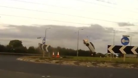 VÍDEO: Carro a mais de 220 km/h ‘voa’ sobre rotatória após perseguição policial no Reino Unido