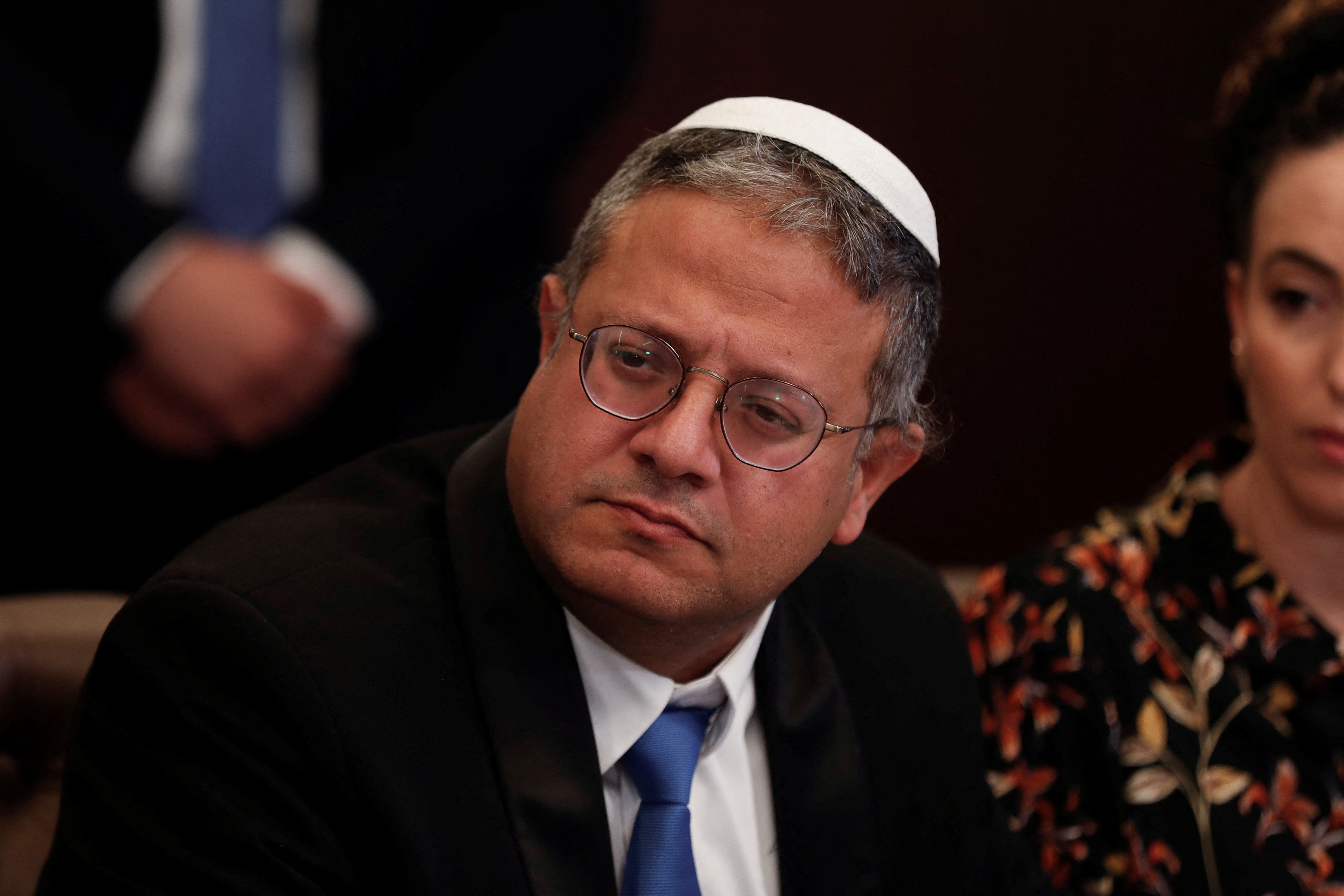 França proíbe ministro israelense de entrar em território francês após vídeo com ativistas ajoelhados e amarrados