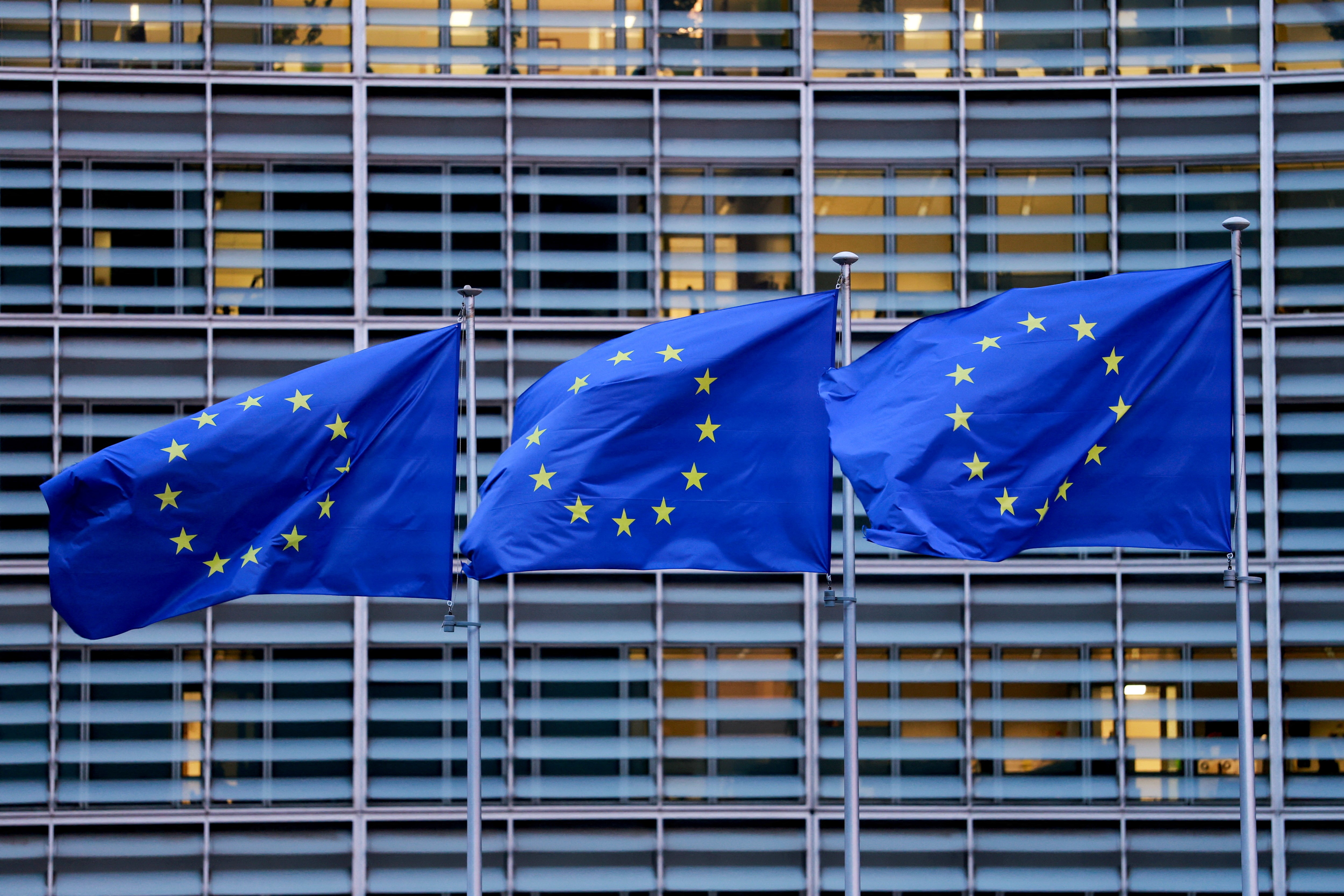 Sob pressão de Trump, União Europeia corre para reduzir tarifas sobre produtos dos EUA