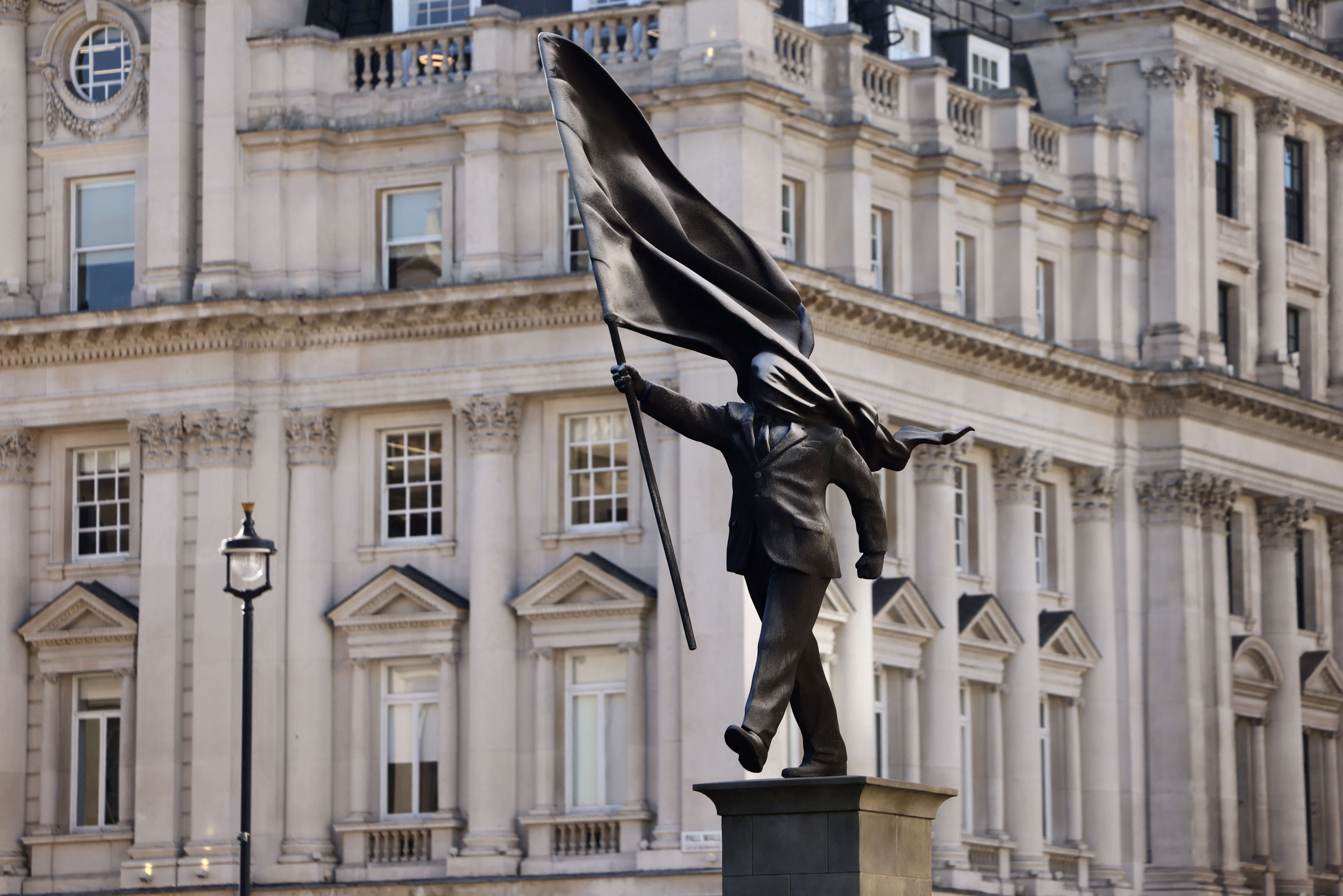 Autoridades de Londres não vão remover estátua de Banksy instalada perto do The Mall