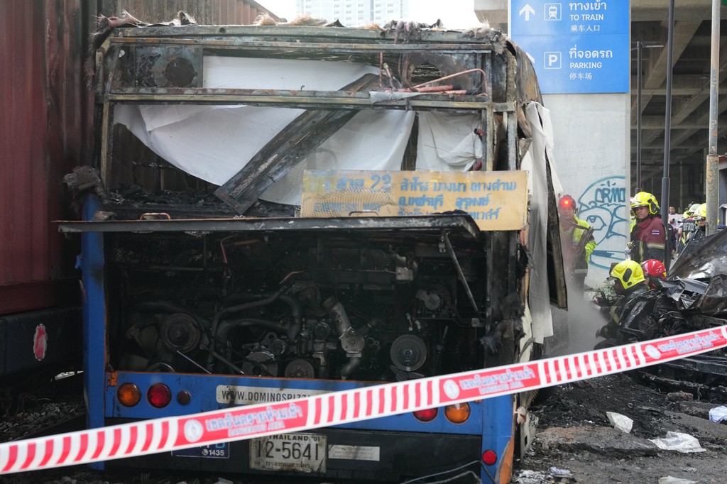 Acidente entre trem e ônibus deixa 8 mortos e 25 feridos em Bangkok, na Tailândia