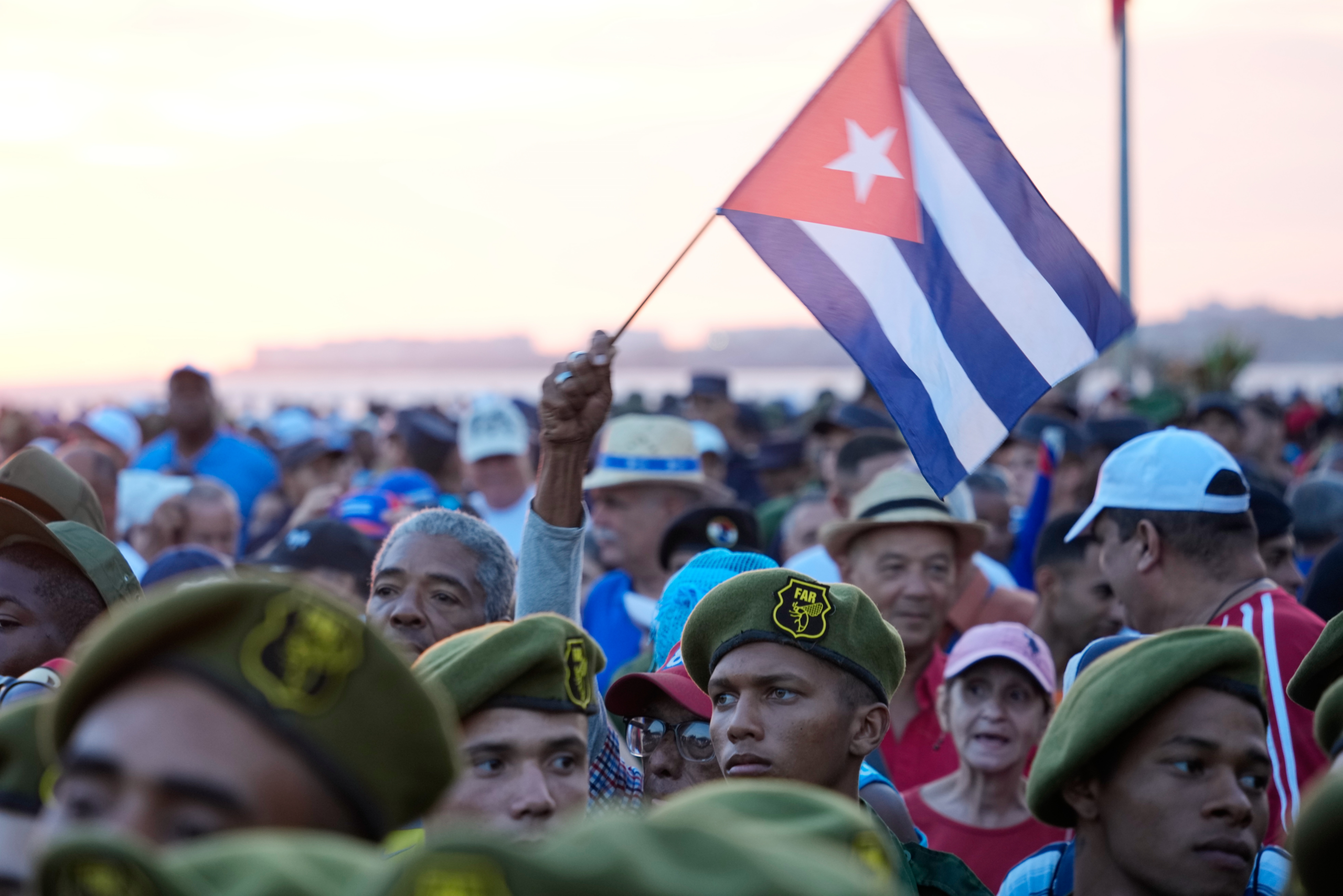 Cubanos protestam em frente à embaixada dos EUA em Havana contra acusação de Raúl Castro