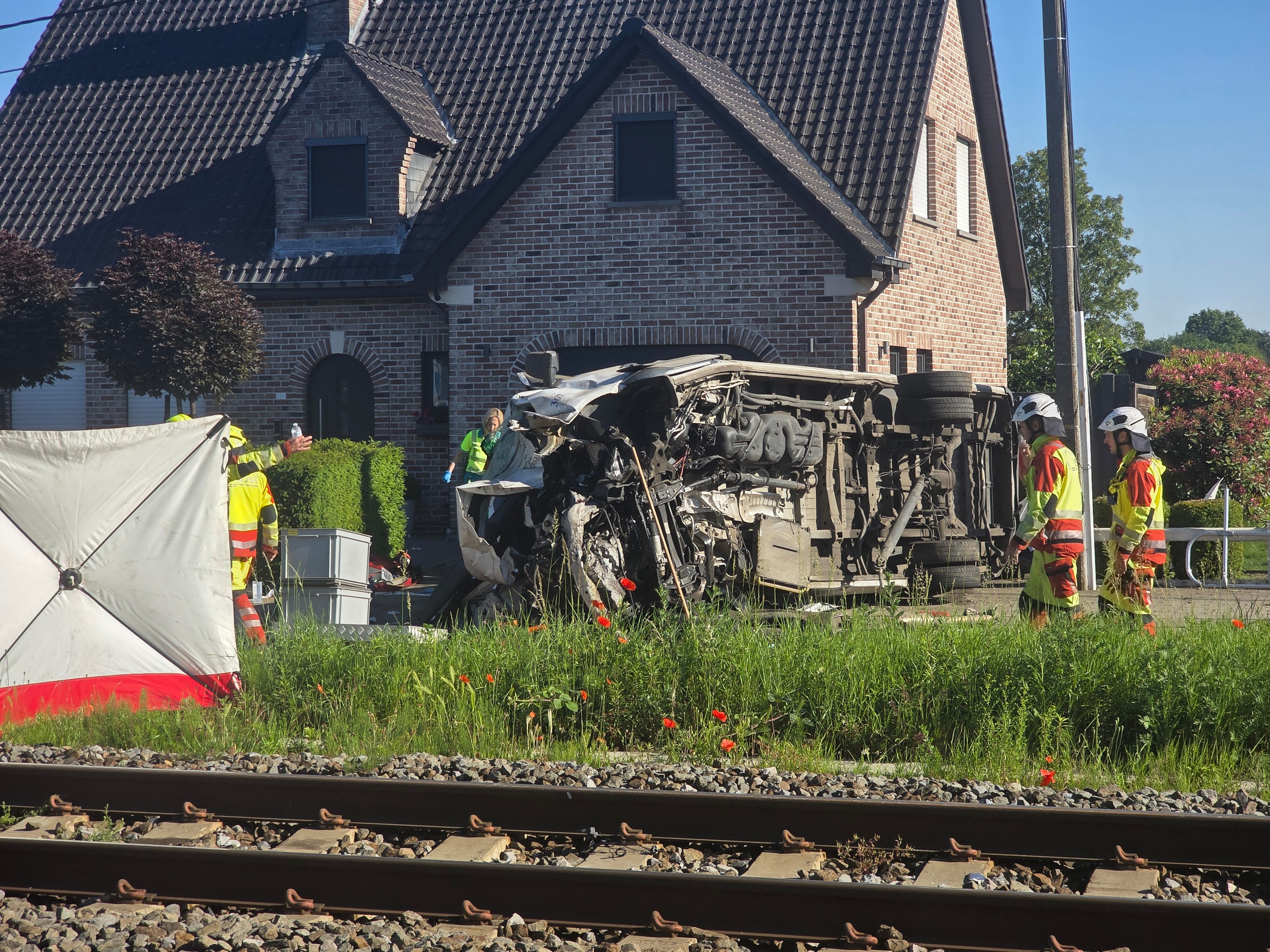 Acidente entre ônibus escolar e trem na Bélgica deixa 4 mortos, sendo 2 adolescentes