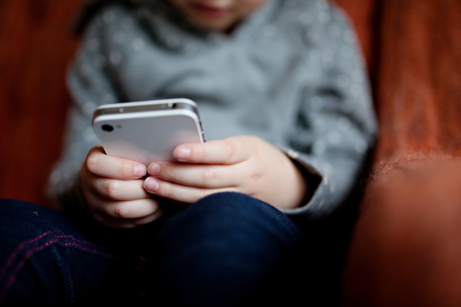 ONU alerta que proteção de crianças e adolescentes no ambiente digital é ‘prioridade urgente’ e que limitar idade não basta