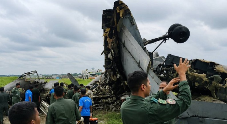 Queda de avião militar deixa cinco mortos na Índia; foto mostra destroços