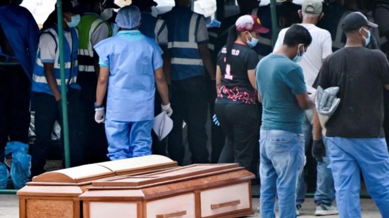 Como é o necrotério improvisado onde cadáveres se acumulam a céu aberto após terremotos na Venezuela: ‘Estou com medo do que vou encontrar lá’