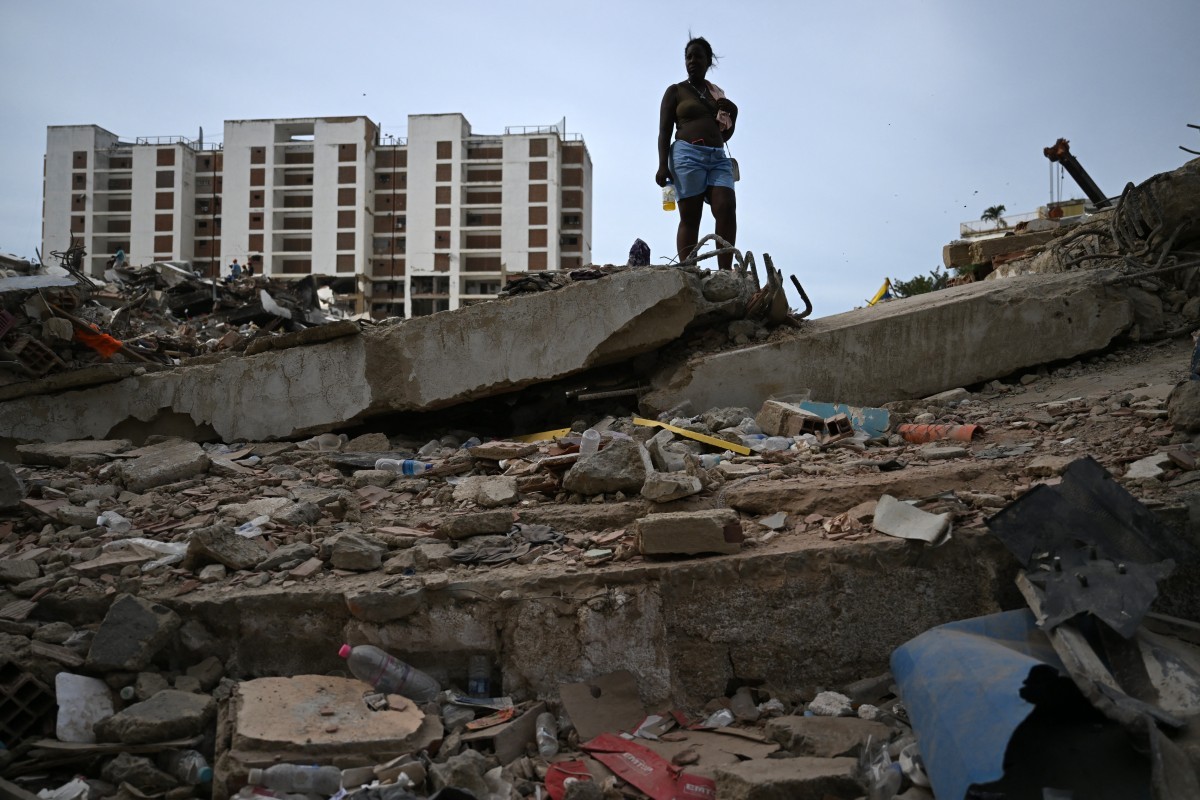 ‘A vida parou’: venezuelanos cavam entre escombros duas semanas após terremoto