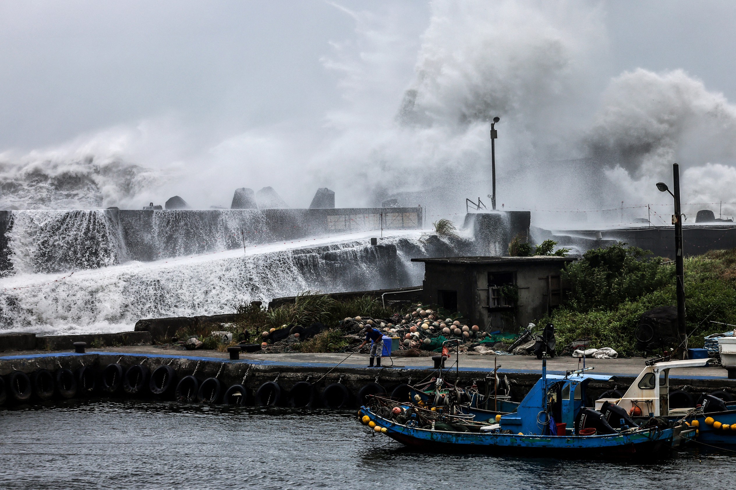Tufão Bavi provoca 15 mortes nas Filipinas e deixa Taiwan em ‘alerta máximo’; VÍDEO em timelapse mostra passagem do fenômeno