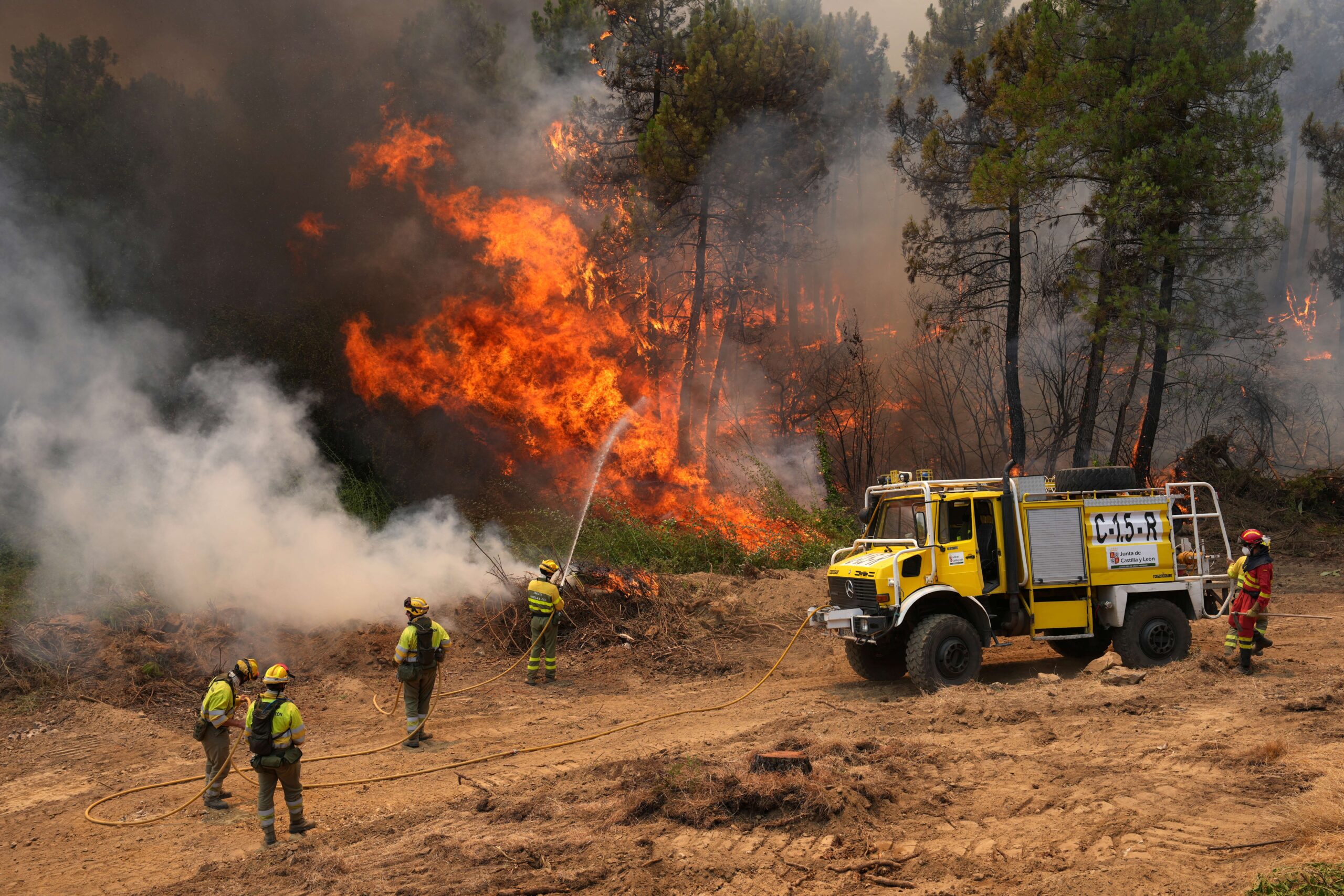 Incêndios florestais forçam saída de 330 mil pessoas na França e Espanha