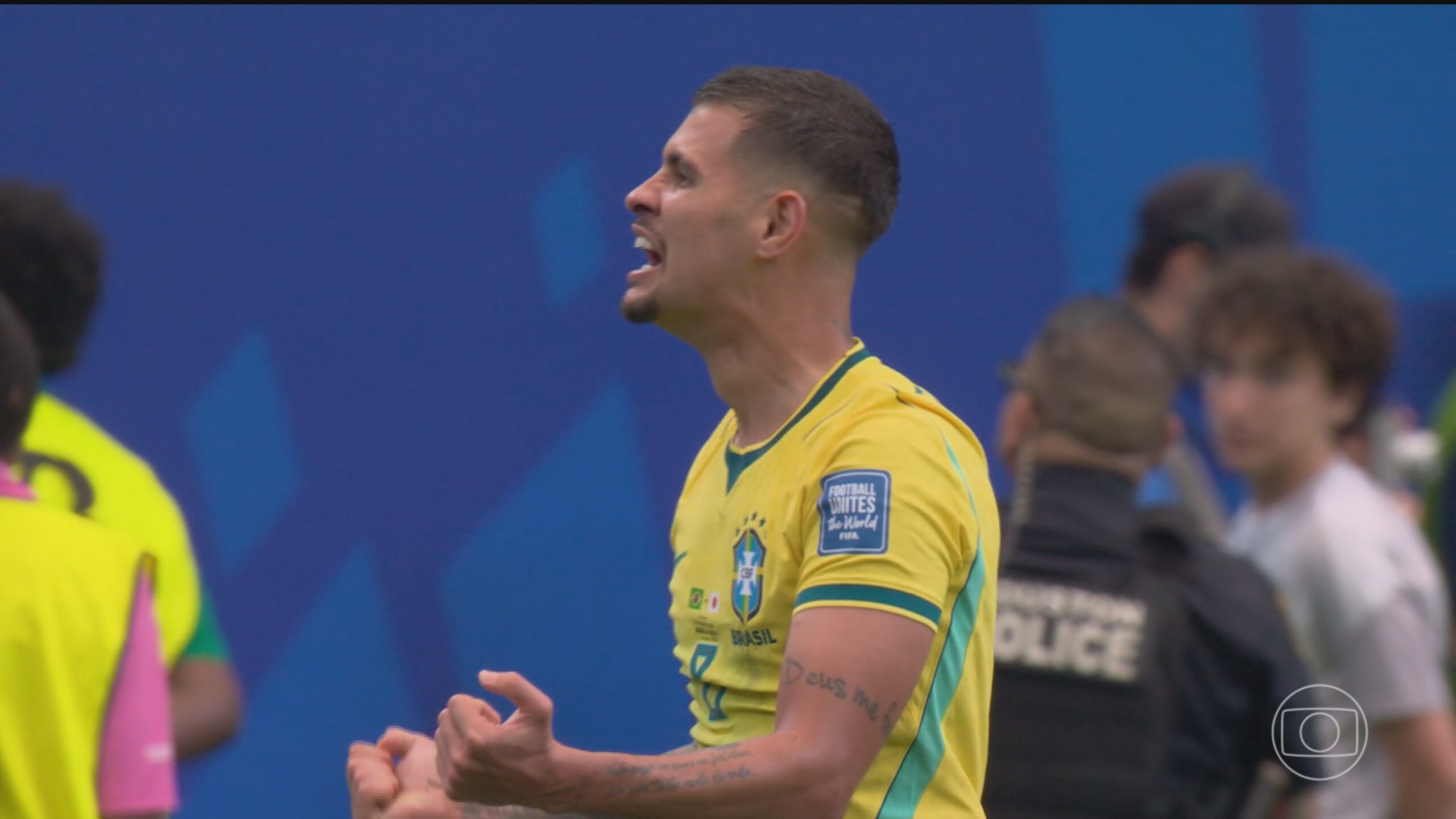 Arrogância do Brasil no futebol contrasta com imagem de país alegre, diz comentarista inglês