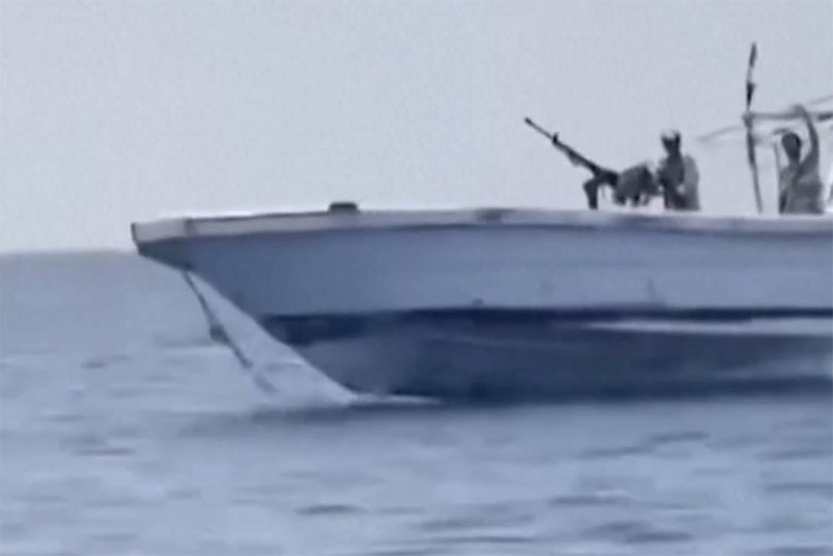 VÍDEO mostra homens armados patrulhando o Estreito de Bab el-Mandeb