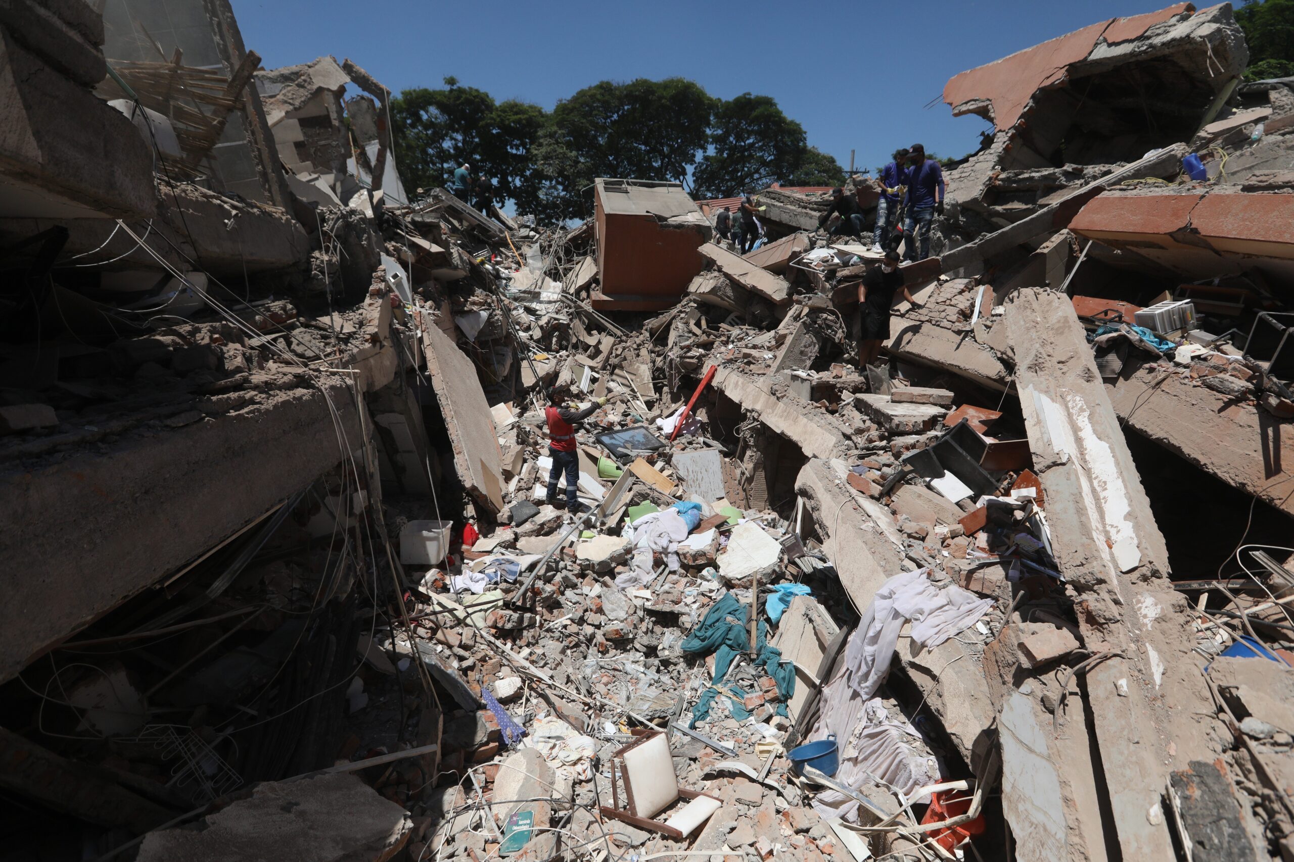 Terremoto na Colômbia: mortes passam de 160; mais de 60 prédios desabaram, e equipes de resgate buscam sobreviventes