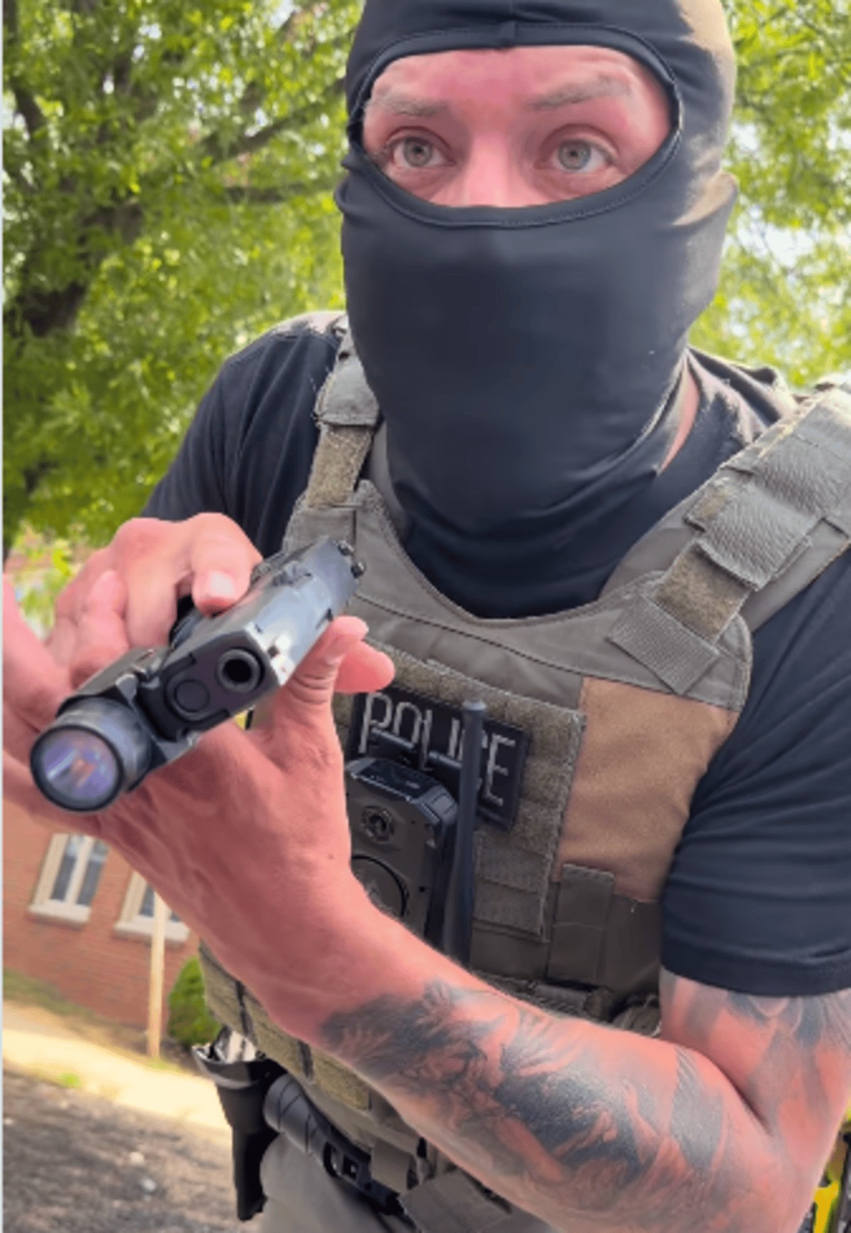 VÍDEO: Agente do ICE aponta arma para mulher nos EUA