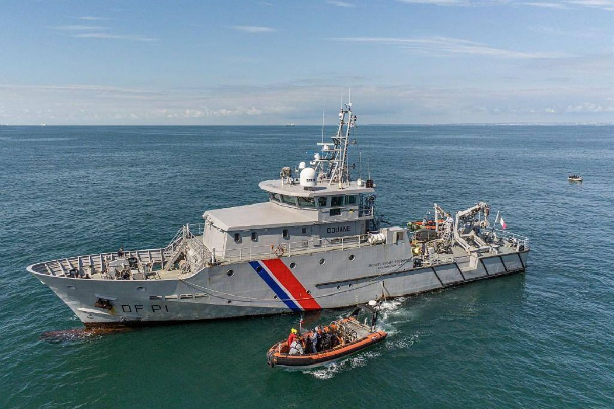 França resgata 157 imigrantes de barco em chamas no Canal da Mancha